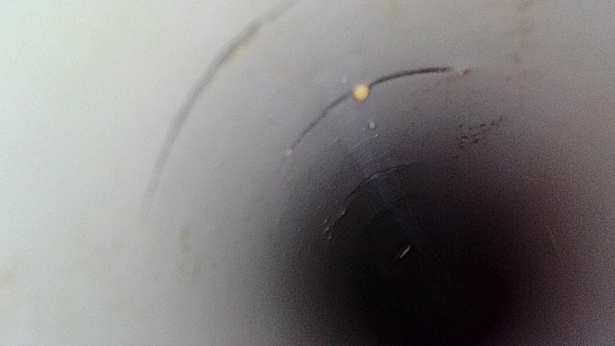 Imagen de cámara interna de tubería mostrando la grieta dentro del tubo de 15mm