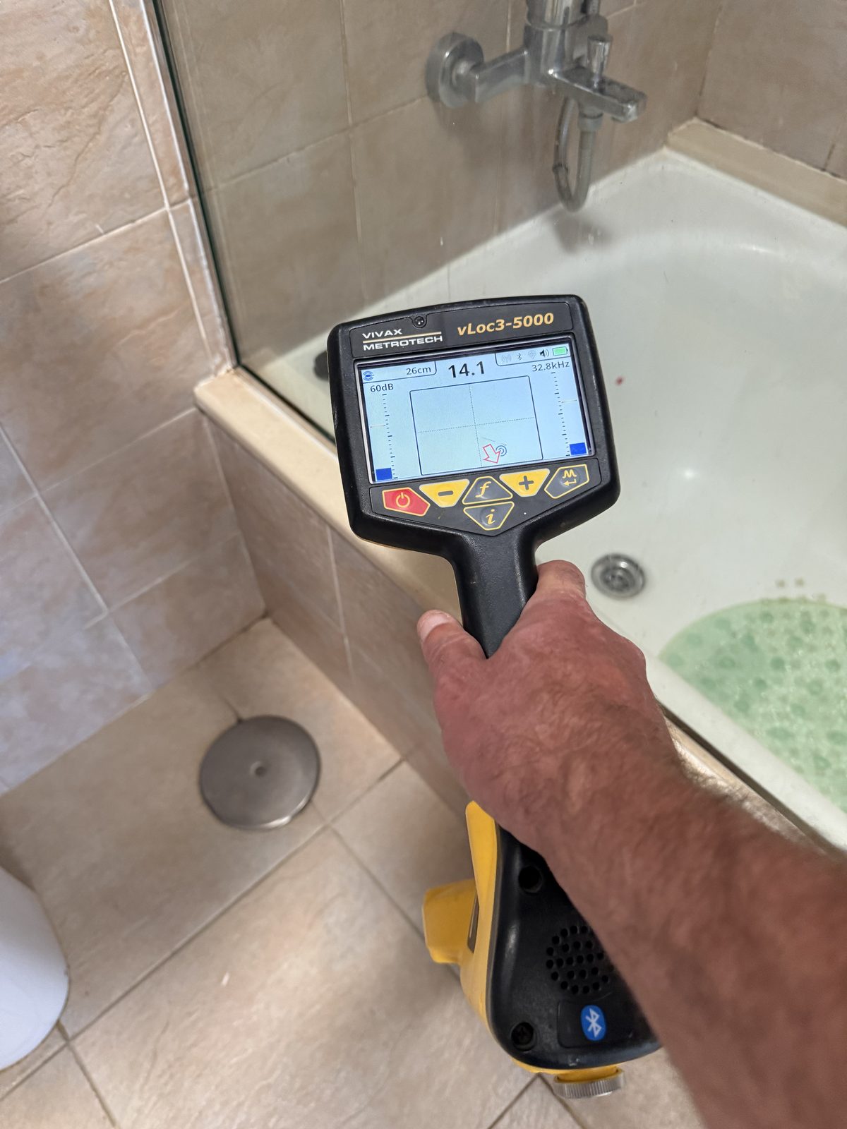 Pete usando el vLoc3-5000 para localizar el recorrido de la tubería en el suelo del baño
