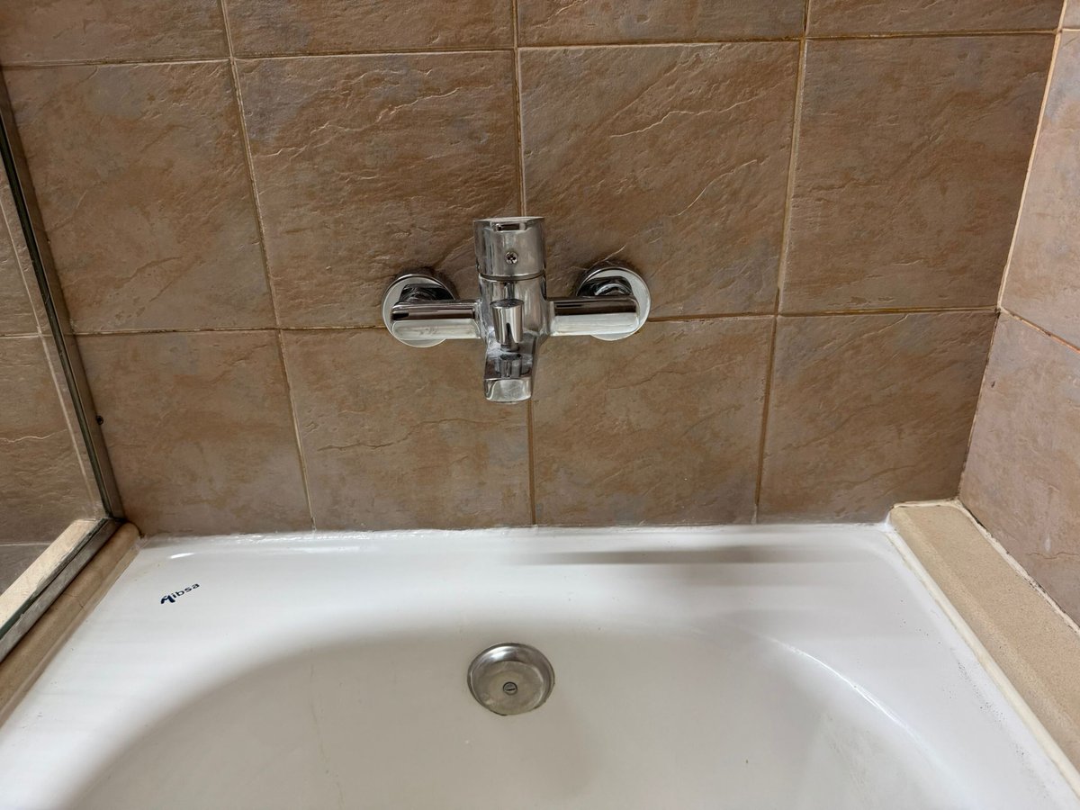 Zona del grifo totalmente reinstalada con los azulejos de una pieza