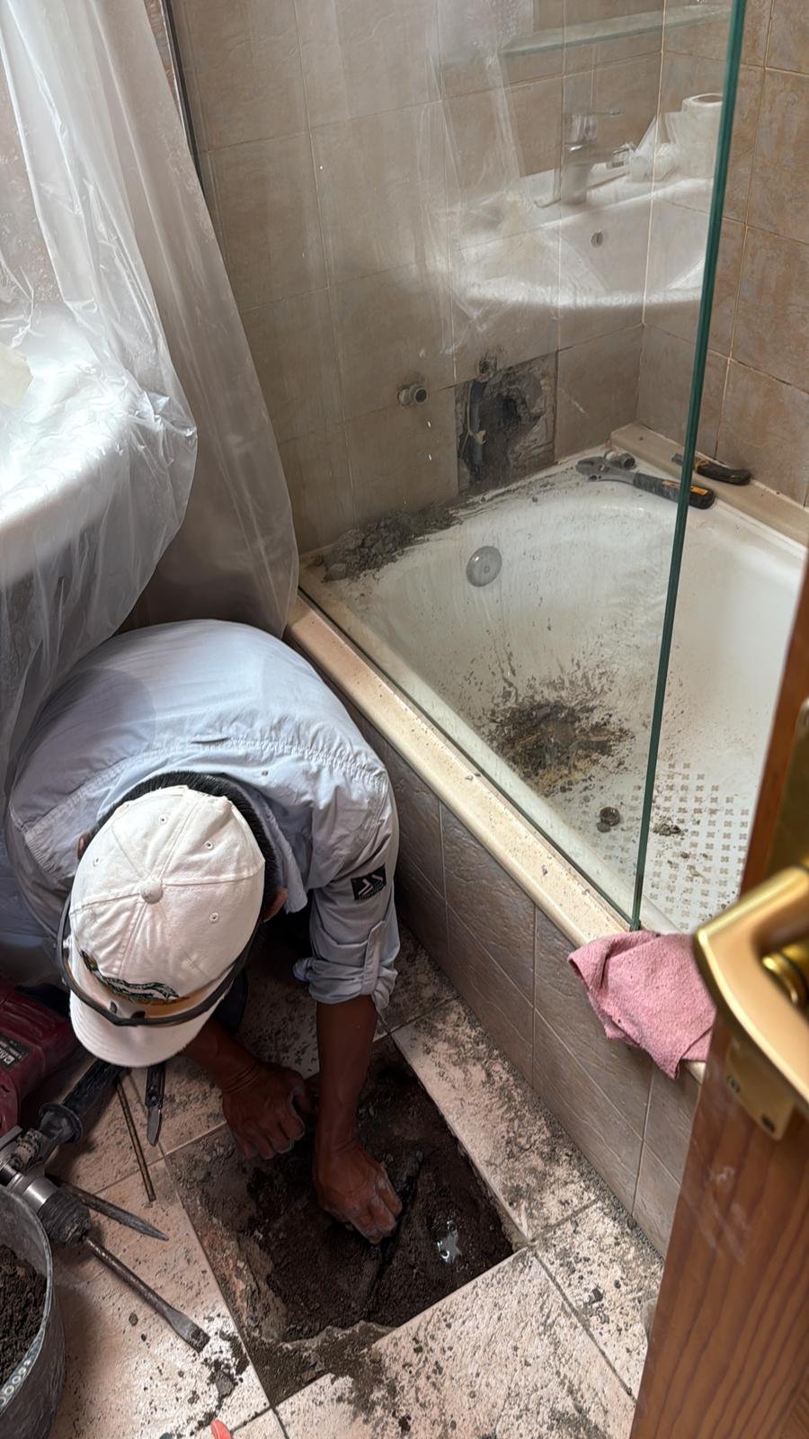 Miembro del equipo abriendo punto de acceso junto a la bañera