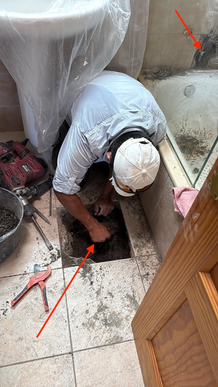 Dos puntos de acceso visibles con flechas rojas mostrando el recorrido de la tubería entre ellos