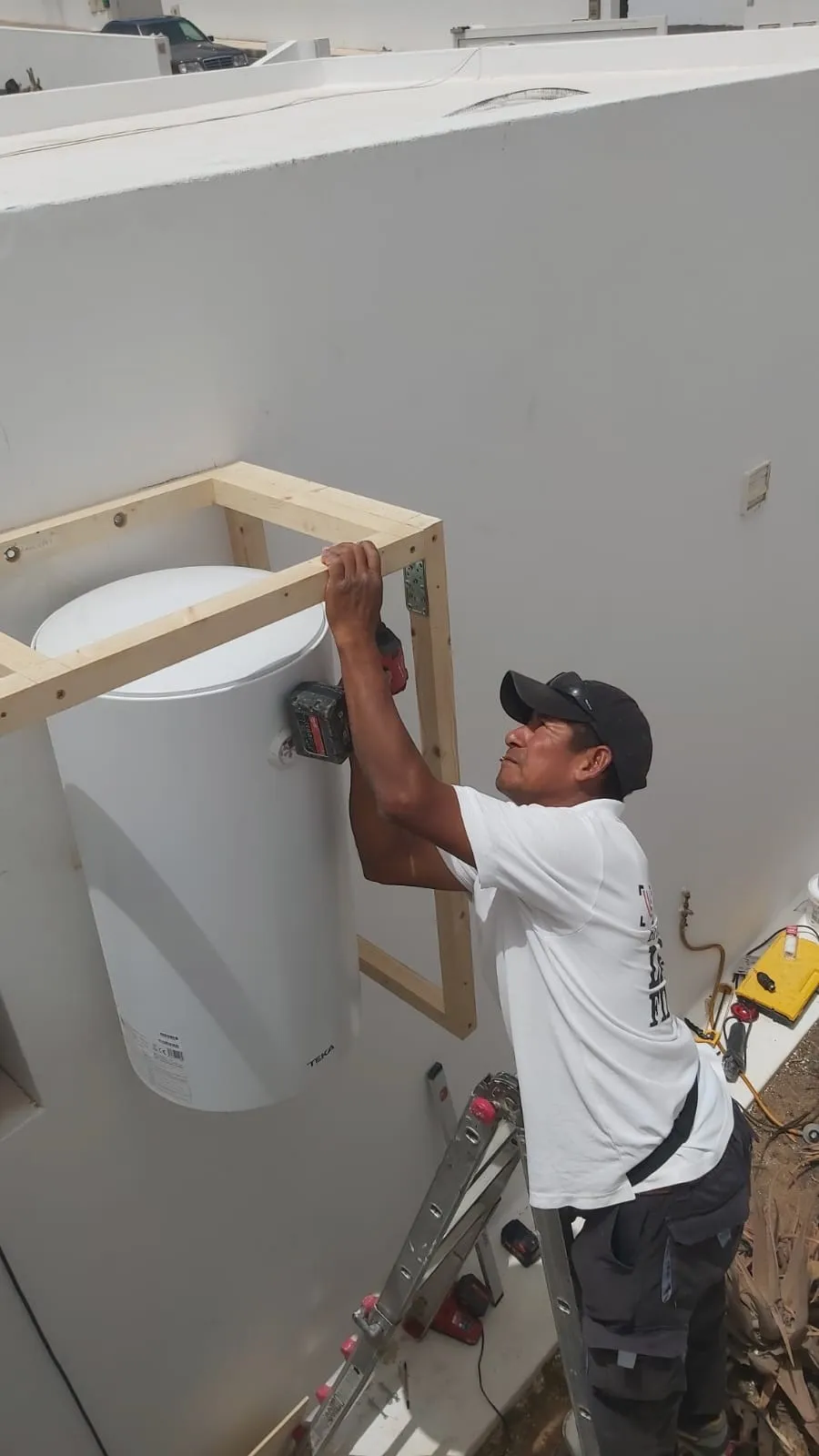 Construcción de carcasa de madera personalizada para calentador de agua Lanzarote