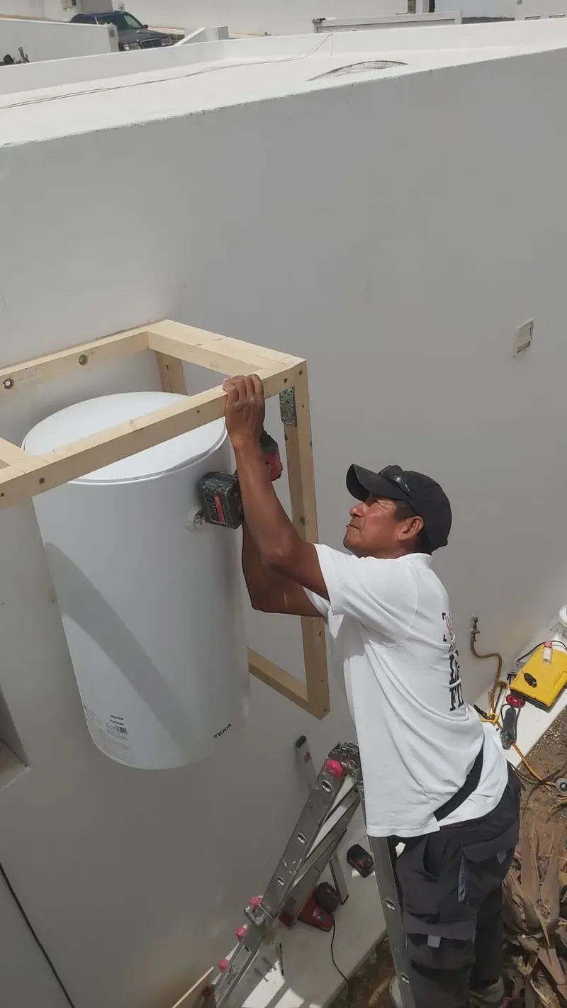 Construcción de carcasa de madera personalizada para calentador de agua Lanzarote