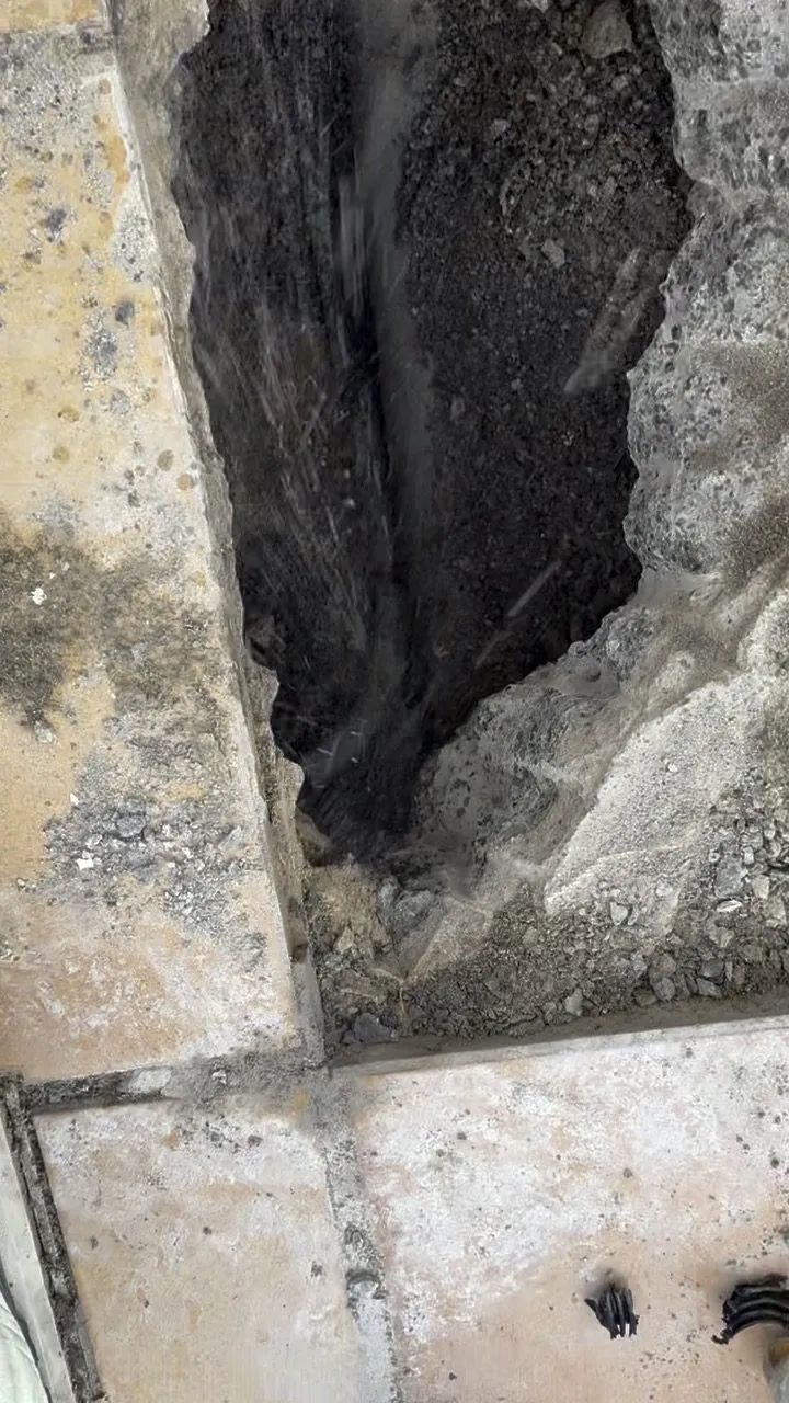 Excavación revelando fuga de agua activa