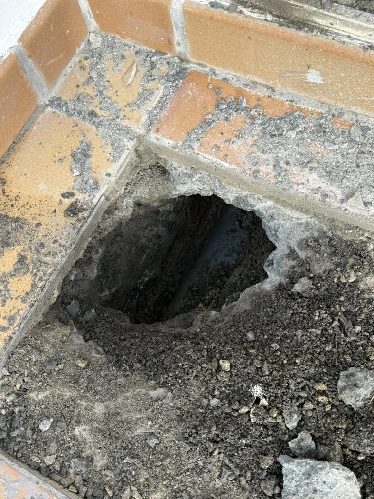 Excavación mínima a través de una sola baldosa