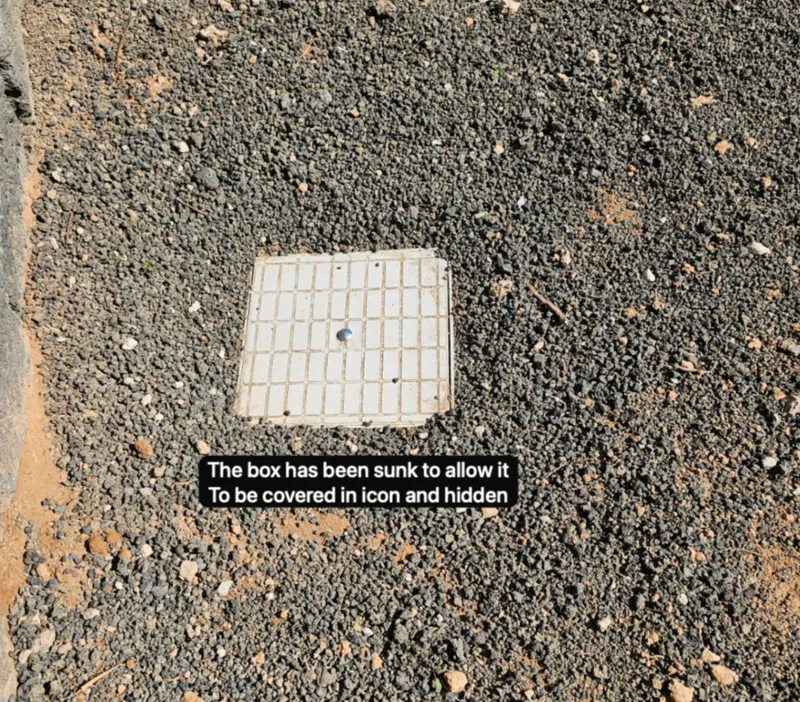 Caja de LeakGuard empotrada en el suelo para ocultarla bajo la grava