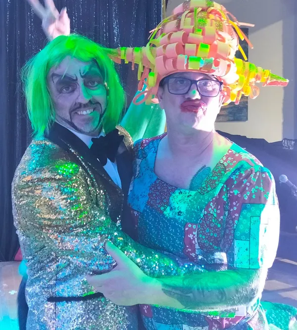 Pete y Dave con disfraces verdes de pantomima entre bastidores en Finchy Fairytales