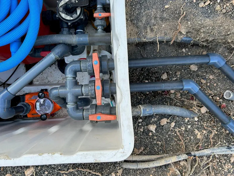 Conexiones de tuberías subterráneas a caja de equipos