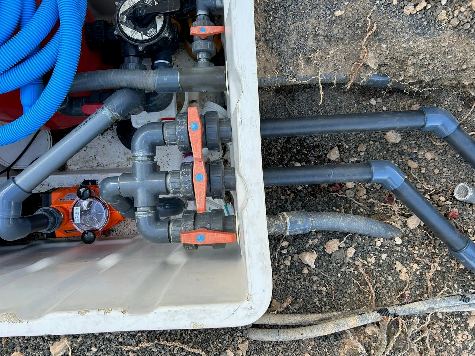 Conexiones de tuberías subterráneas a caja de equipos