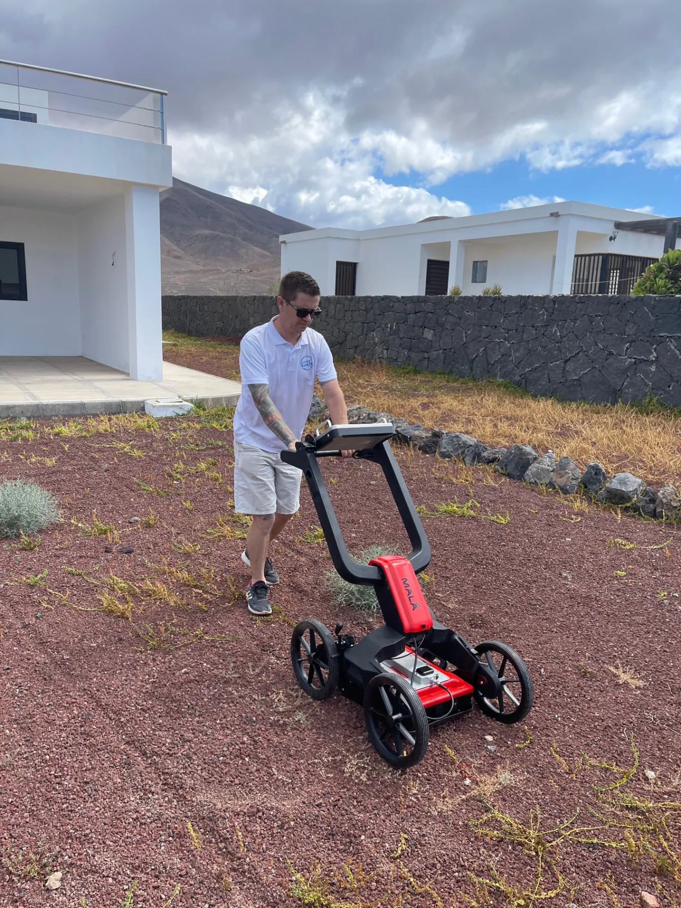 Ground penetrating radar survey in Lanzarote volcanic terrain