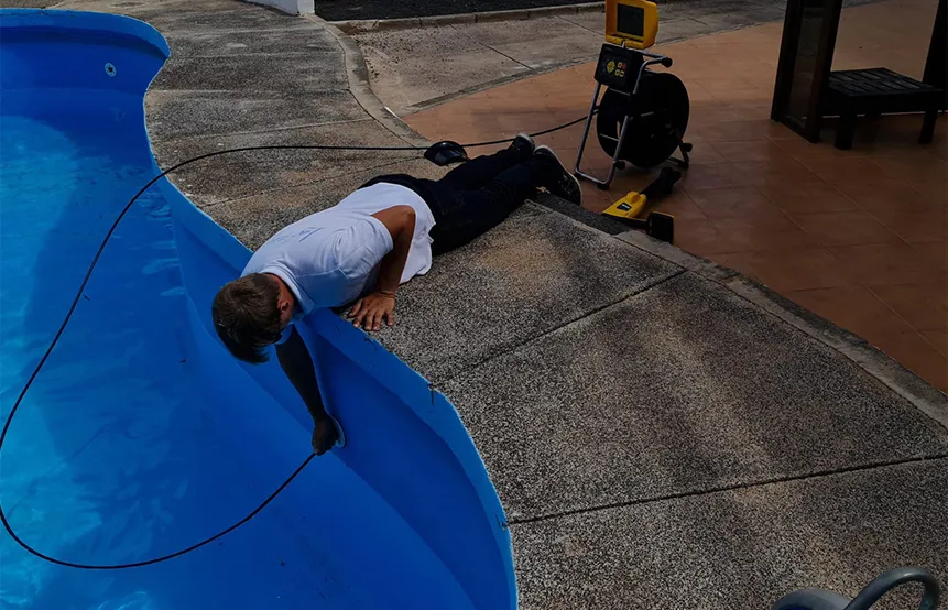 Técnico profesional de detección de fugas usando equipo acústico Lanzarote